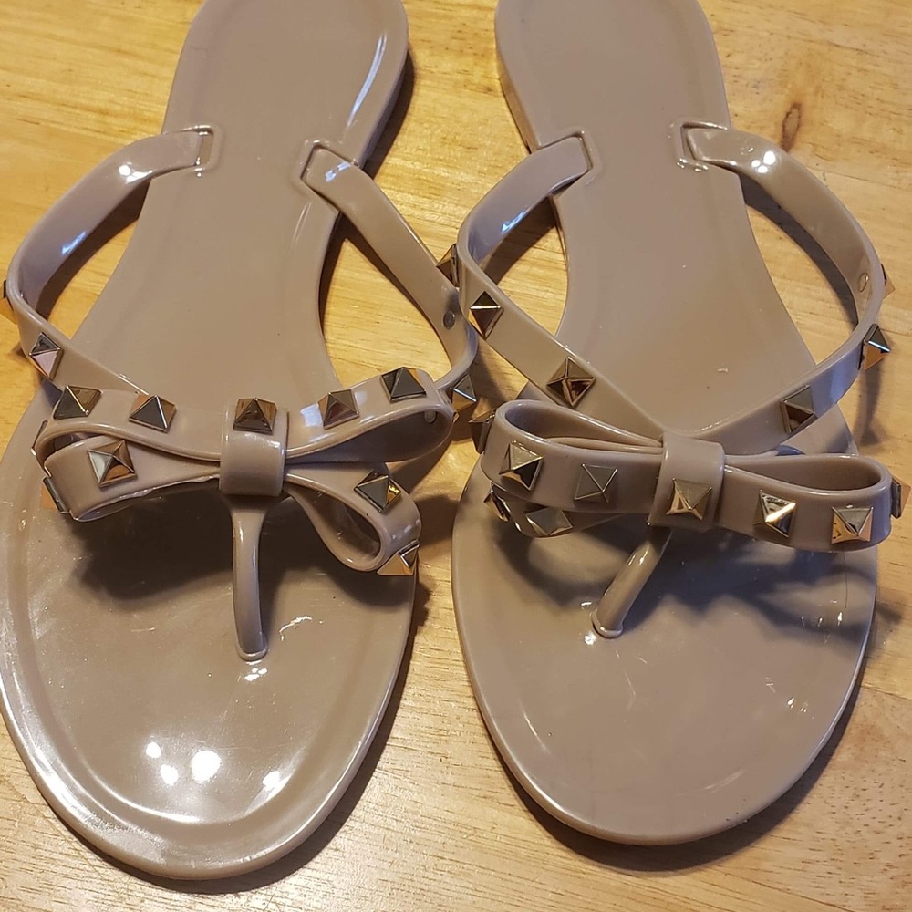 Beige flip flops with bow and stud details Size